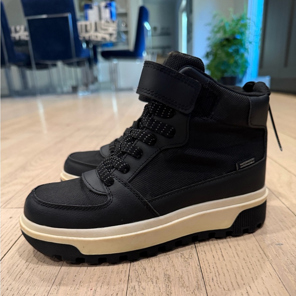 H&M NWOT boys waterproof sneaker/boots size 2.5